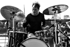 Matthieu Couffrant porte un haut translucide fait par L'atelier d'Adonis