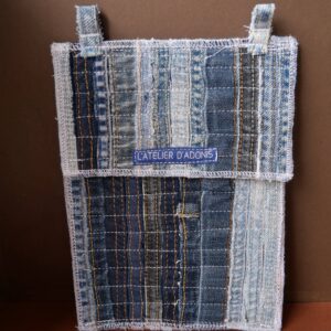 Pochette en textiles de récupération bleue